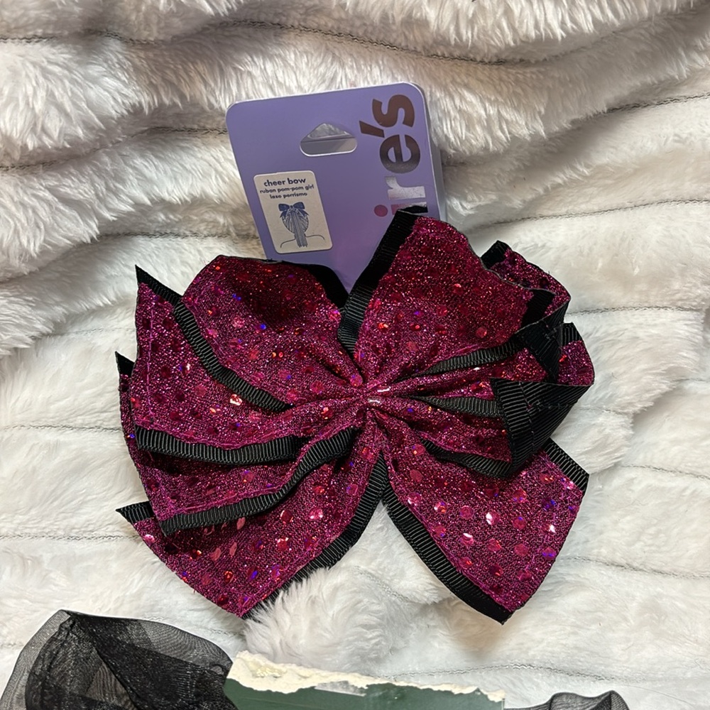 Hair scrunchies and gloves - Picture 4 of 7